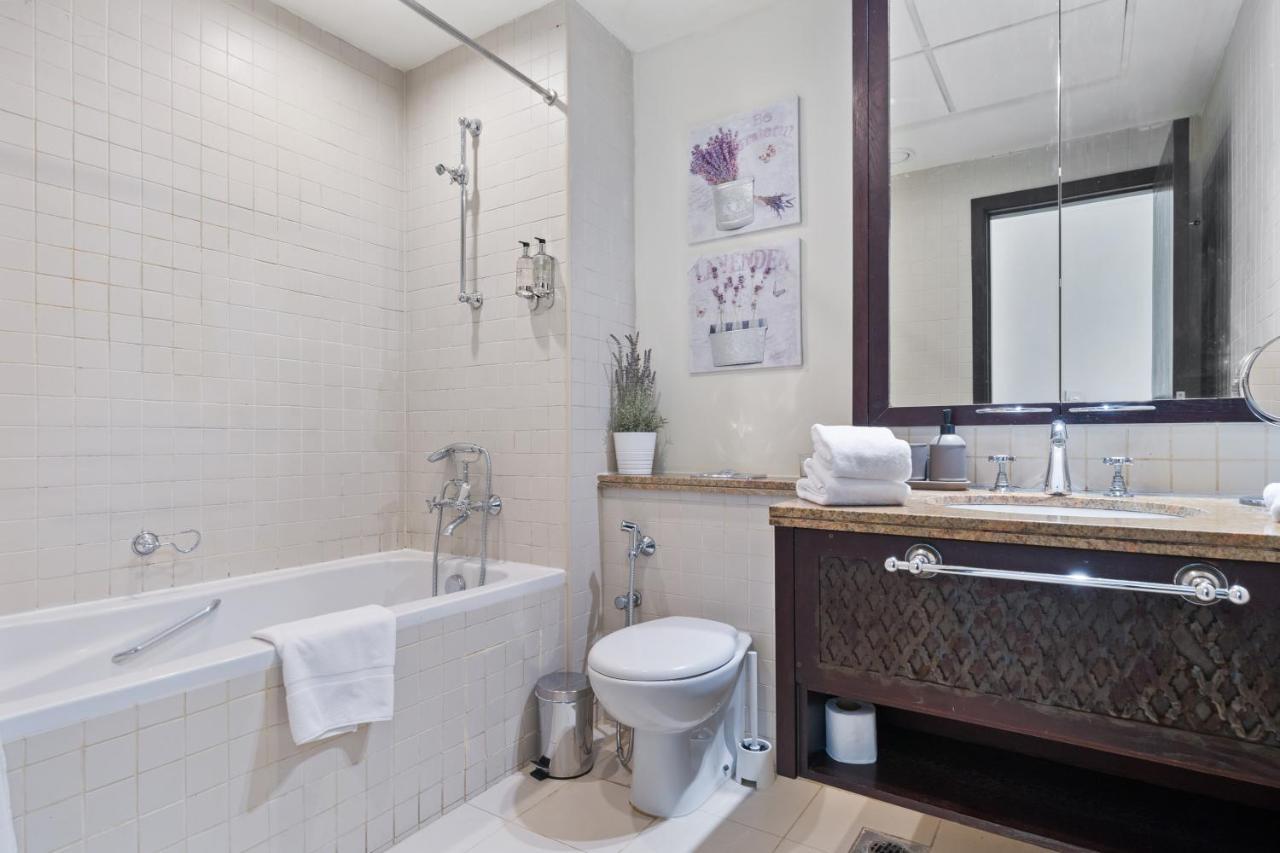 Stylish Apartment With Partial Burj Khalifa View Dubai Luaran gambar