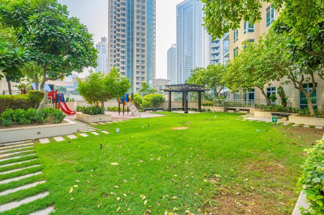 Stylish Apartment With Partial Burj Khalifa View Dubai Luaran gambar
